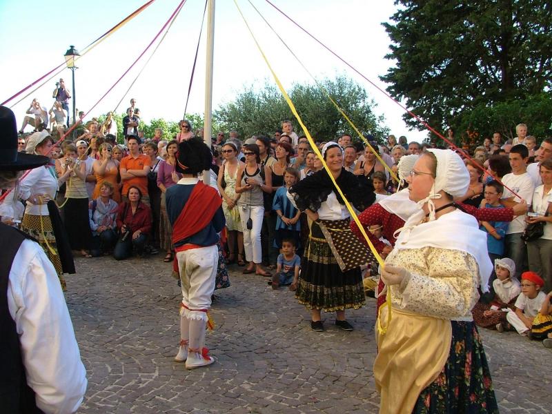 Fte de la Piboule  Cucuron (84) - L'arbre de Mai  - 2006 05 27 Cucuron 08.JPG